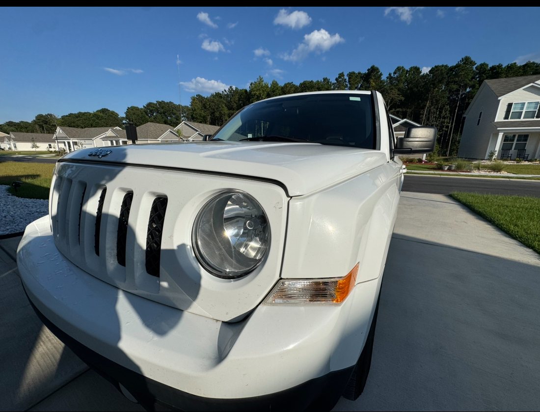 The same Jeep Patriot with a clear headlight after restoration
